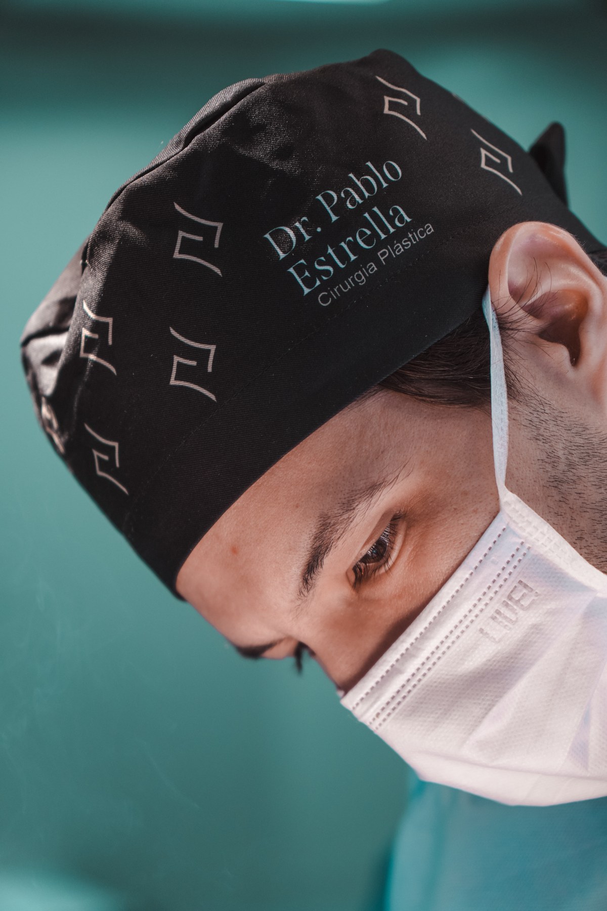Dr. Pablo Estrella operando em centro cirúrgico